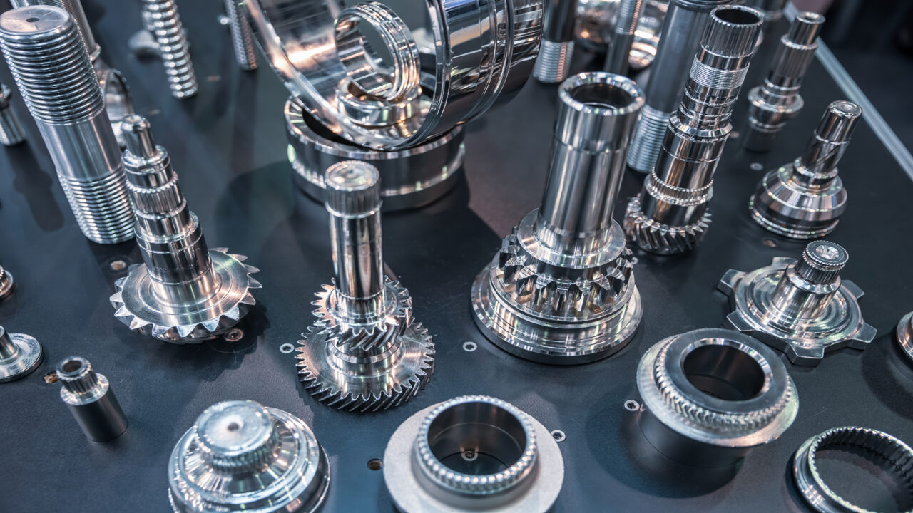 Conjunto de componentes mecânicos usinados em aço, evidenciando fabricação de peças de alta precisão.